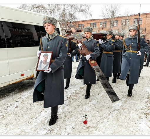 Солдаты почетного караула пронесли гроб с телом Сергея Щеколдина, отдавая честь его ратному подвигу.